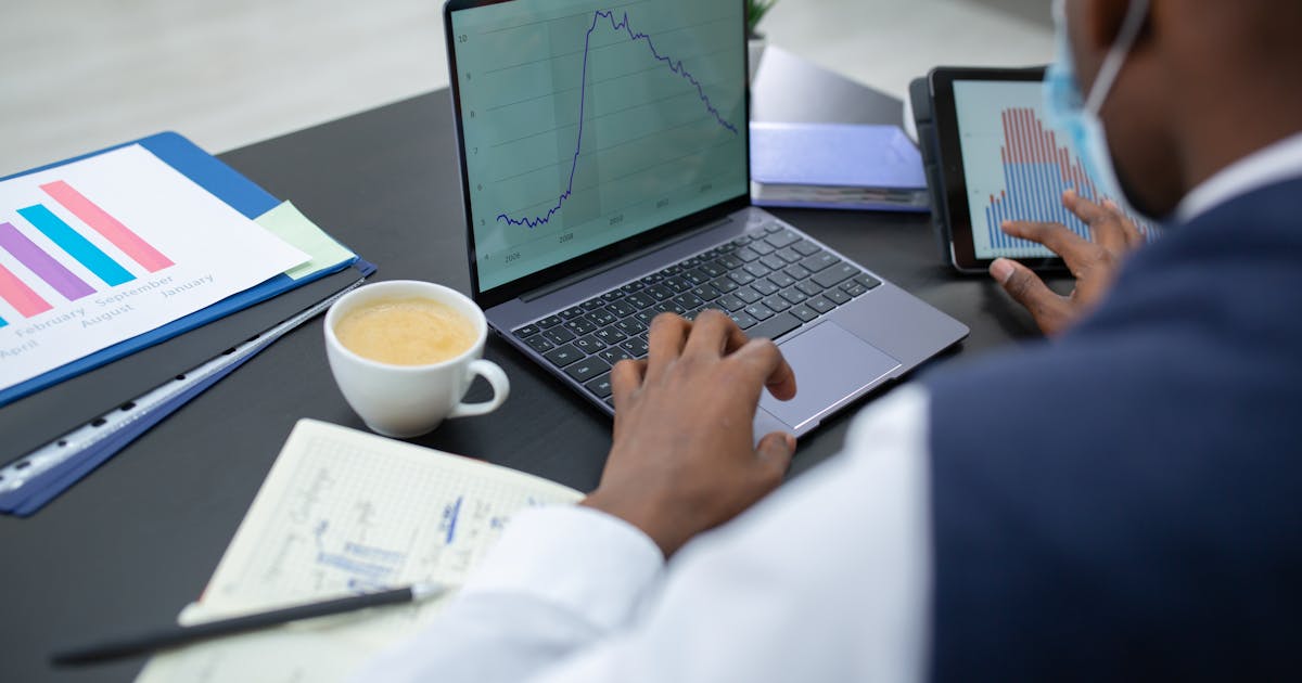 Scored evaluation checklist for a PHIPA client portal covering encryption, consent, audit trail, and data location